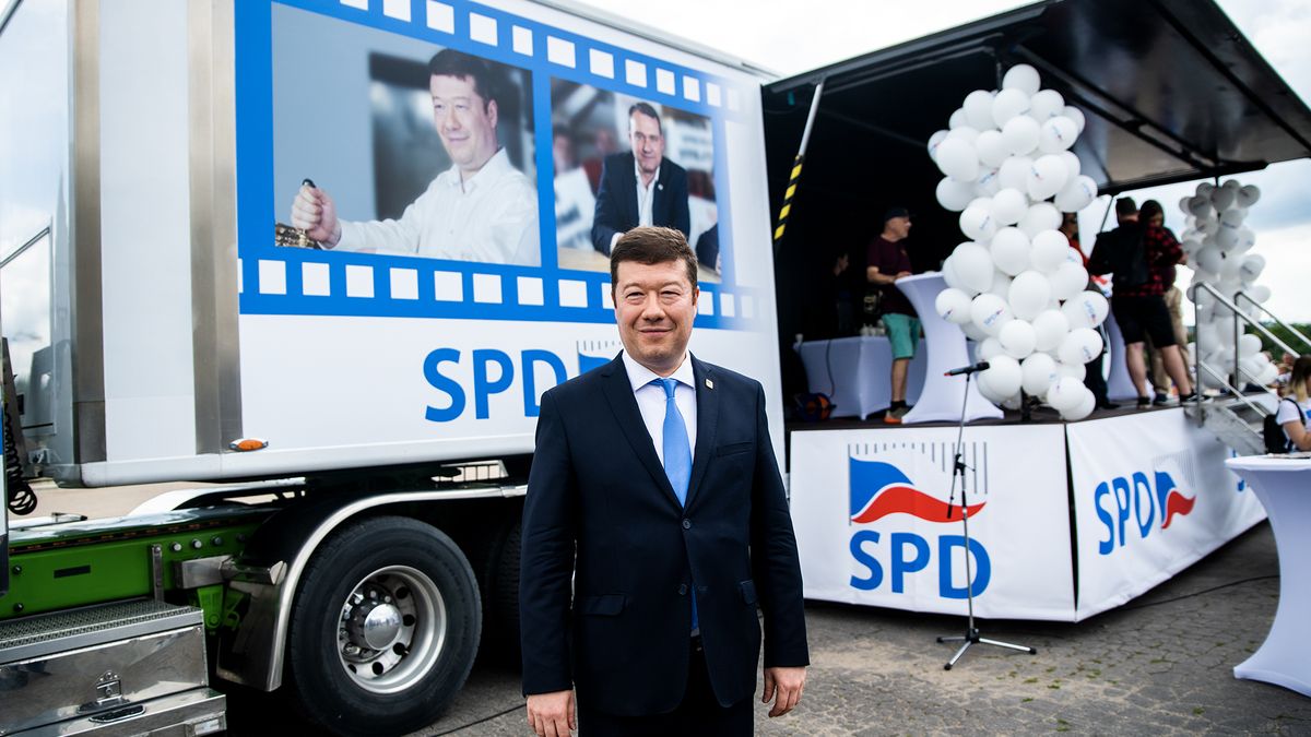 Truck SPĎák, muži v černém a němí kandidáti. SPD odstartovala volební kampaň